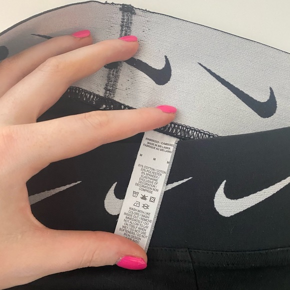 Nike Swoosh Black Leggings - Picture 2 of 5